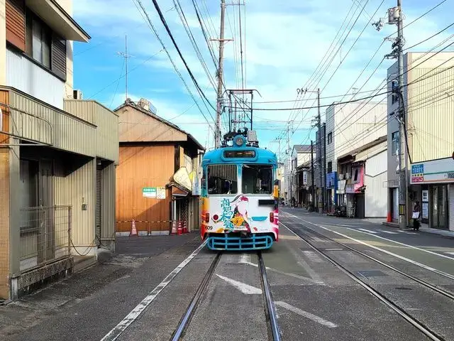 とさでん交通の路面電車(朝倉駅前停留場付近)